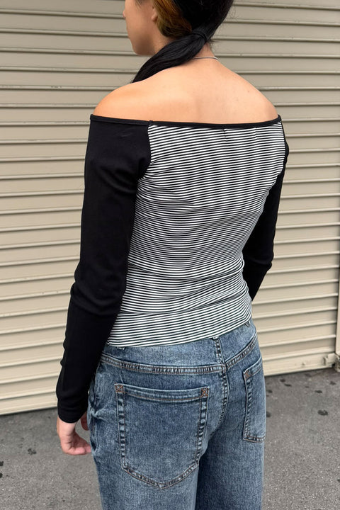 2000s Striped Off-Shoulder Long Sleeve Top